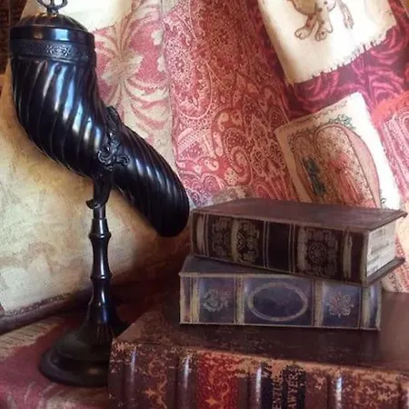 La Legende - Dans Un Quartier Pittoresque *