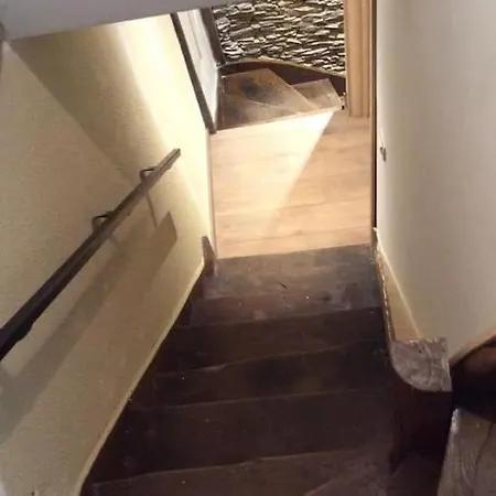 La Legende - Dans Un Quartier Pittoresque *