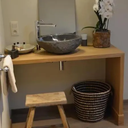 La Legende - Dans Un Quartier Pittoresque *