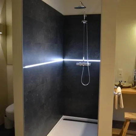 La Legende - Dans Un Quartier Pittoresque